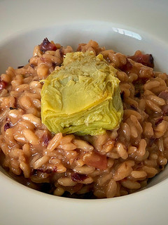 Una foto de Arroz meloso con jamón ibérico, Idiazábal y alcachofa