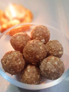 गोंद मेवे के लड्डु (gond mawe ke ladoo recipe in Hindi) रेसिपी मुख्य फोटो