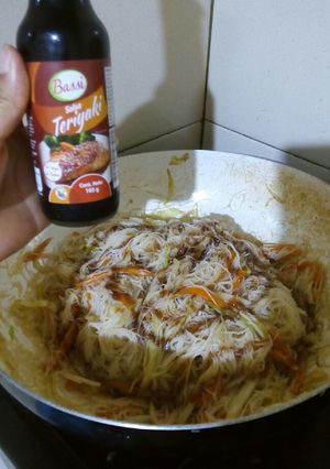 Una foto de Fideos de arroz con vegetales y salsa teriyaki