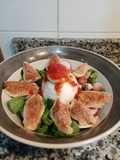 Ensalada de canónigos, tomates cherry, higos y burrata con confitura de tomate casera