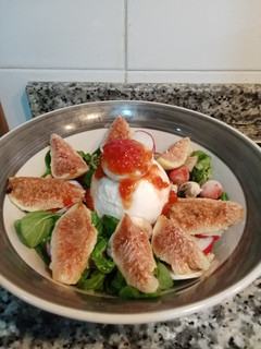 Una foto de Ensalada de canónigos, tomates cherry, higos y burrata con confitura de tomate casera
