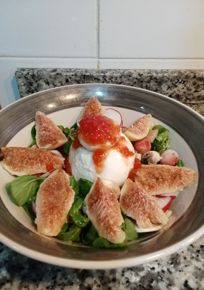 Una foto de Ensalada de canónigos, tomates cherry, higos y burrata con confitura de tomate casera