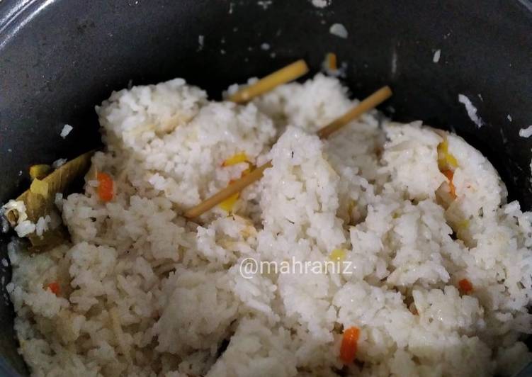 Langkah Mudah untuk Menyiapkan Nasi liwet simple (RiceCooker) yang Lezat