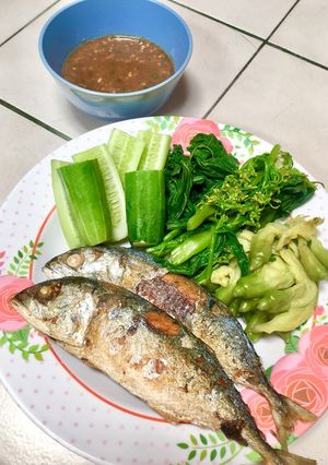 รูปของ น้ำพริกกะปิปลาทูทอดผักต้ม 🐟🥒🌶 #กินผักรักสุขภาพ 1