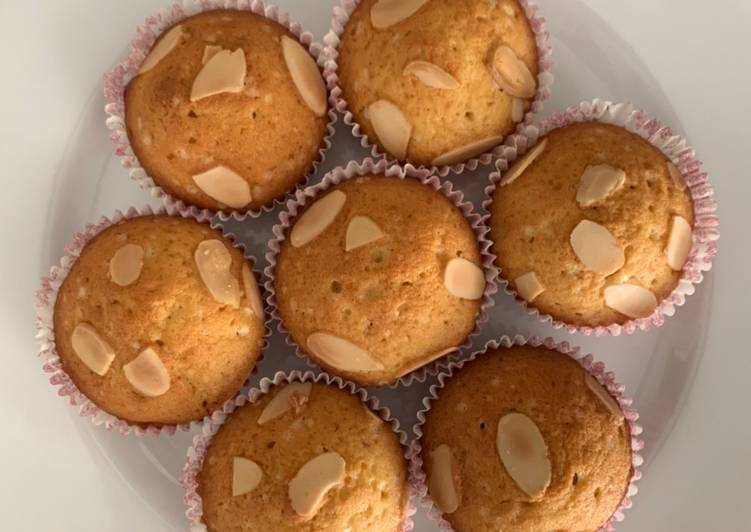 Resep Vanilla cupcakes with almond topping Anti Gagal