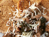 Tortitas de lenteja roja con setas, heura y queso