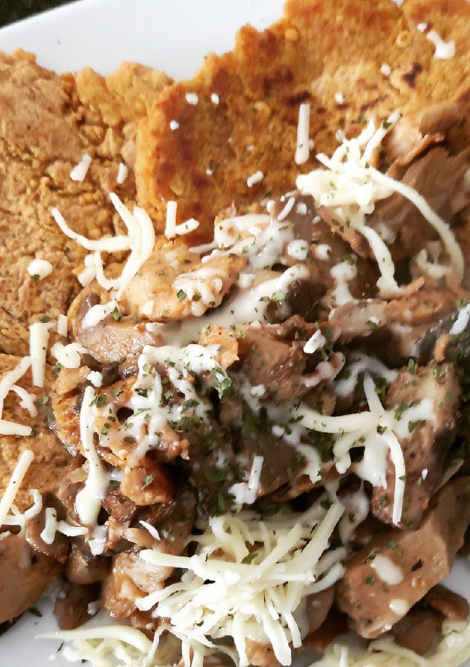 Una foto de Tortitas de lenteja roja con setas, heura y queso
