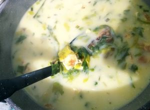 O poză a rețetei Ciorbă 🥣de salată verde🥬 cu omletă🍳 și afumătură🥓.