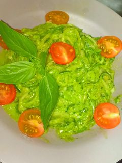 Una foto de ZUCCHINI SPAGHETTI CON PESTO DE AGUACATE 🥑 🇮🇹 / Keto/Lowcarb/