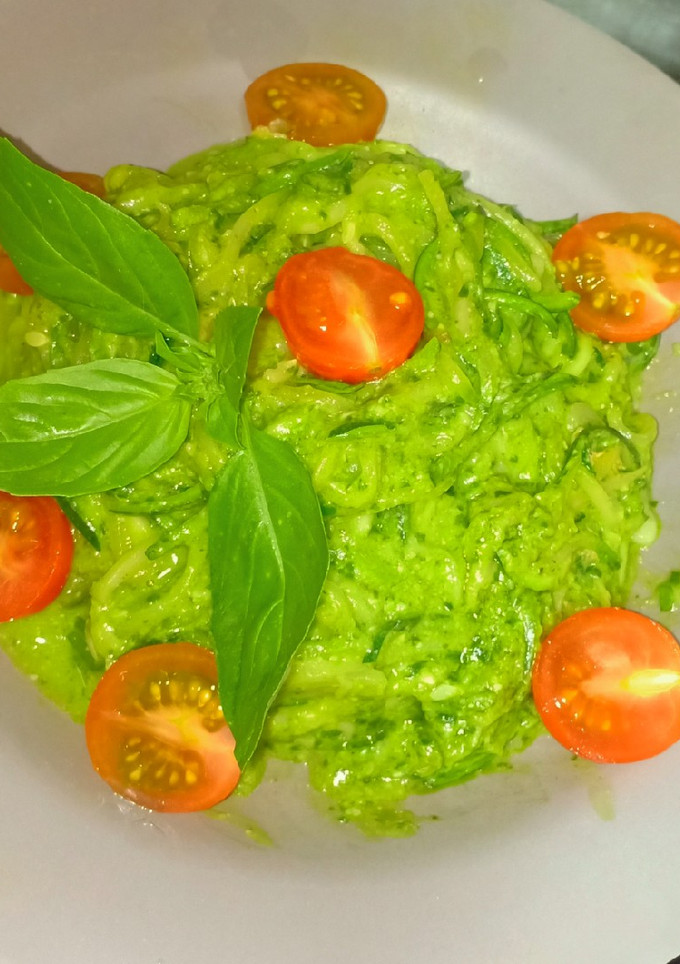 Una foto de ZUCCHINI SPAGHETTI CON PESTO DE AGUACATE 🥑 🇮🇹 / Keto/Lowcarb/