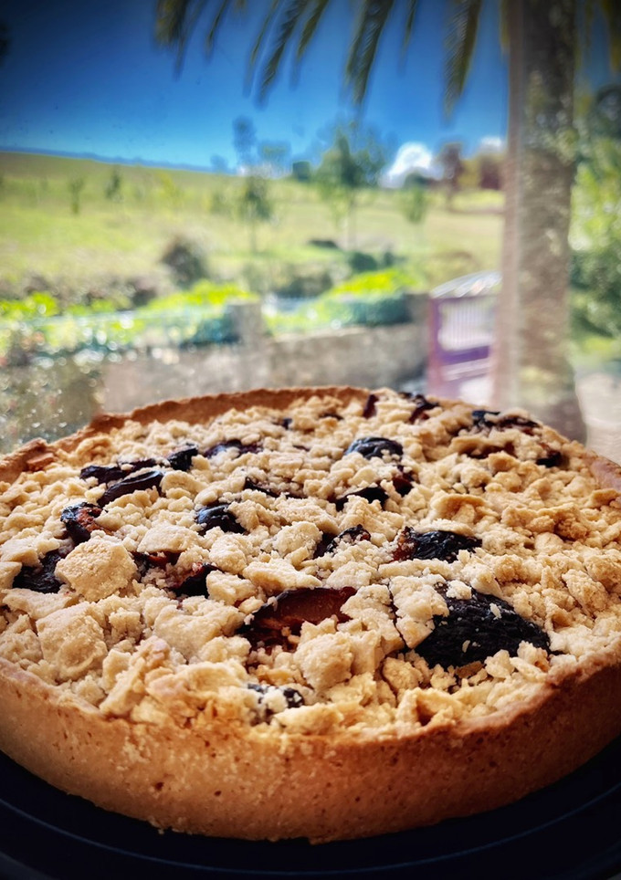 Una foto de Tarta de ciruelas alemana —Pflaumen Streuselkuchen—