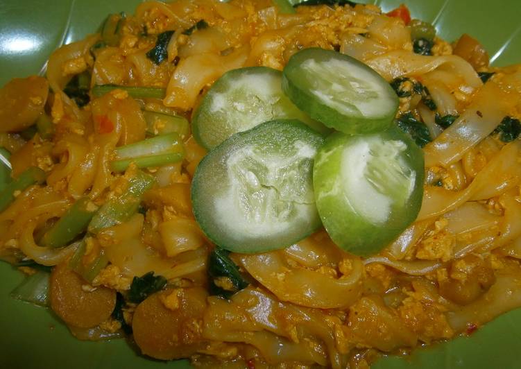 Recipe of Super Quick Homemade Kwetiau Goreng (Fried Rice-flat Noodle) - Indonesia