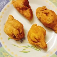 Mini dry fruit samosa A picture of Mini dry fruit samosa.