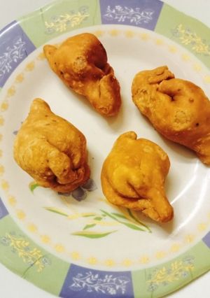 A picture of Mini dry fruit samosa.