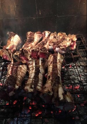 Una foto de Ojo de bife cocinado entre canoas de tuétano