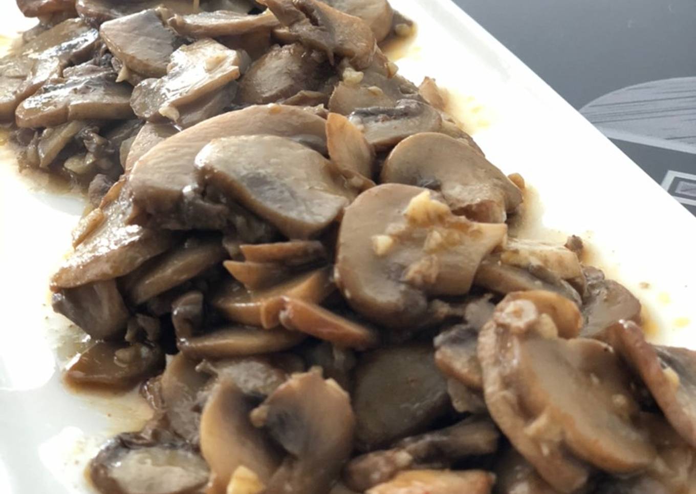 Champiñones al ajillo