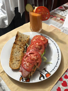 Una foto de Bocata de lacón lechuga y tomate