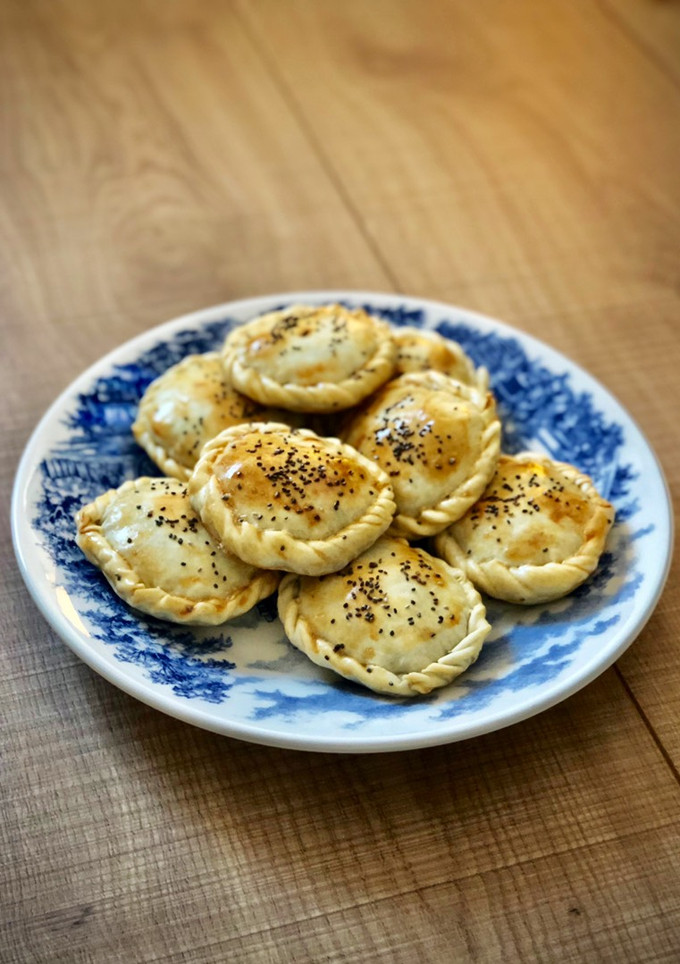 Una foto de Empanadillas de calabacín y quesos