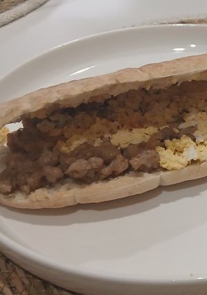 Una foto de Bocadillo Mudéjar de Jueves Lardero (Longaniza confitada con Huevo rallado)