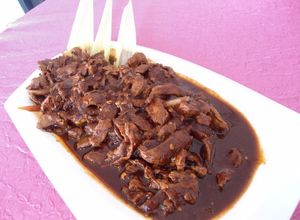 Una foto de Bistec en salsa de chile pasilla