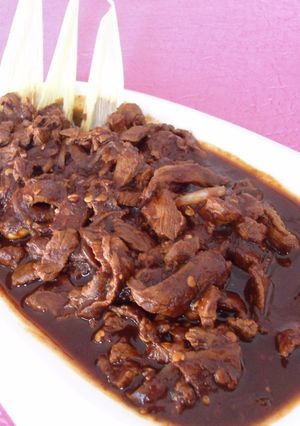 Una foto de Bistec en salsa de chile pasilla