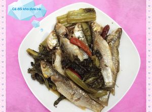 Hình của món Cá đối kho dưa cải.