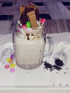 ઓરેઓ મિલ્ક શેક(Oreo Milk shake Recipe in Gujarati) રેસીપી મુખ્ય ફોટો