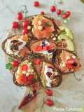 Sandwich con avocado e salmone con pane di segale