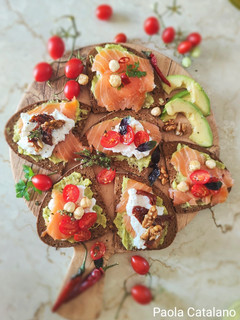 Foto di Sandwich con avocado e salmone con pane di segale