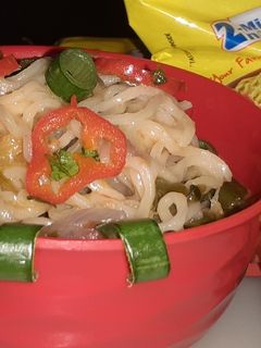 मिक्स वेजि मैगी क्लियर सूप(Mix veggie maggi clear soup recipe in hindi) रेसिपी मुख्य फोटो
