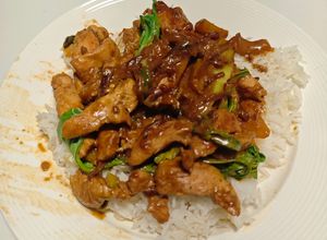 Foto di Pollo Arachidi e Cocco con Pak Choi Croccante