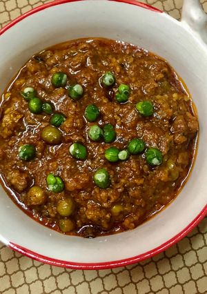A picture of Keema matar masala.