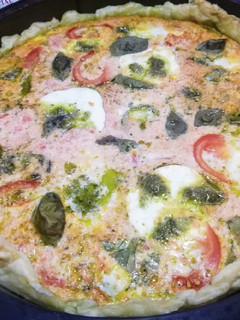 Una foto de Quiche de tomate, mozzarella y albahaca