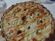 Una foto de tarta de pollo y puerro