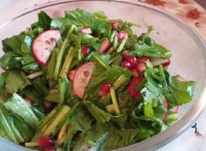 صورة لوصفة سلطة جرجير بالفجل والرمان 🥗