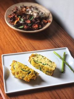 Una foto de Pastel de puerros y calabacín