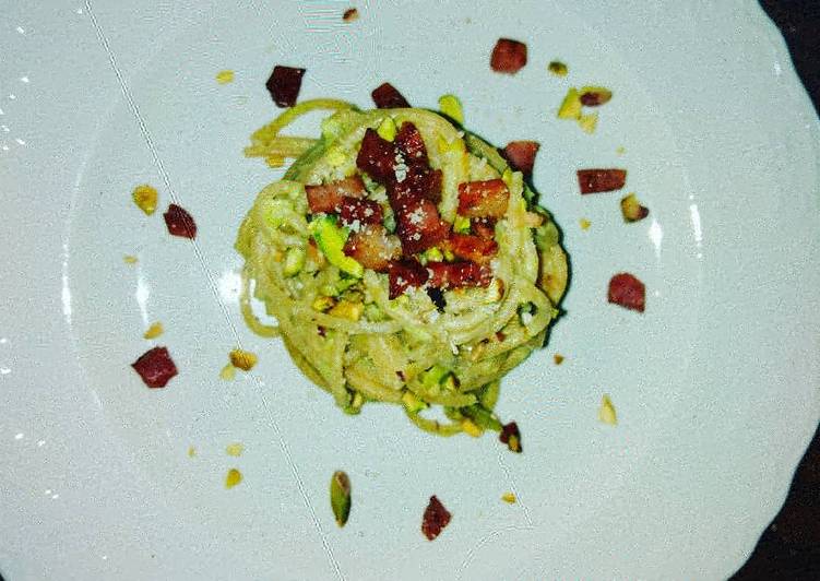 Spaghetti in crema di avocado, speck croccante e pistacchio