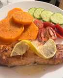 Cá hồi nướng chanh cùng khoai lang và rau củ