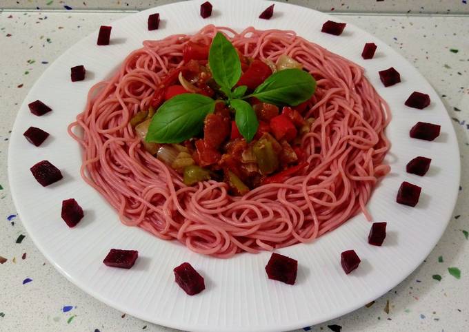 Foto principal de Espaguetis de remolacha con pisto