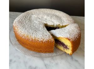 Foto di Torta versata con marmellata di uva fragola 🍇