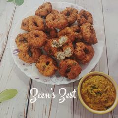 A picture of South Indian Crisp Garelu/Medu Vadas.