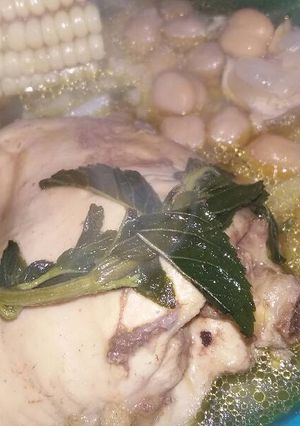 Una foto de Caldo de pollo con garbanzos y papas