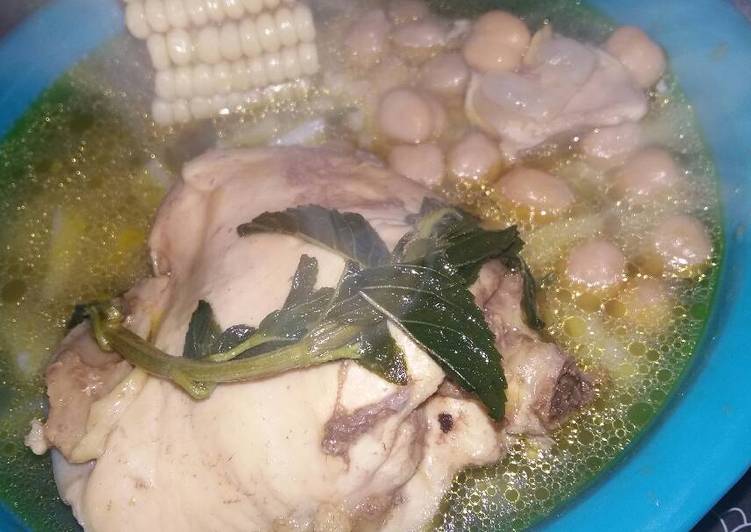 Caldo de pollo con garbanzos y papas