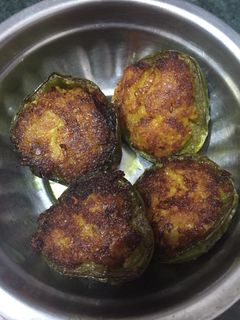 भरवा शिमला मिर्च (Bharwan shimla mirch recipe in Hindi) रेसिपी मुख्य फोटो