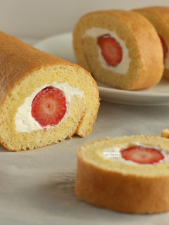 A picture of Strawberry Swiss Roll Cake.