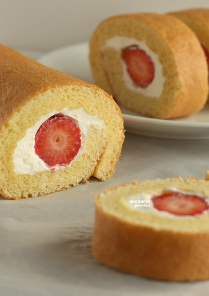 A picture of Strawberry Swiss Roll Cake.