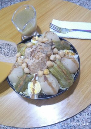 Une photo de Nouilles algériennes aux légumes et poulet 🍜
