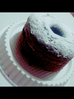 Una foto de Torta de chocolate!! con chips y baño de azúcar impalpable