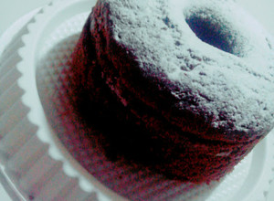Una foto de Torta de chocolate!! con chips y baño de azúcar impalpable