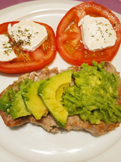 Una foto de Filete de atún con aguacate 🥑 🤤
